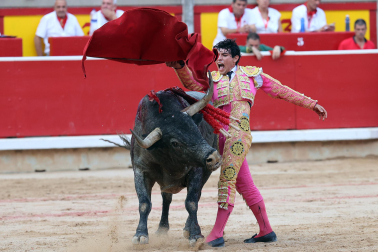 Los diestros Antonio Ferrera, Juan de Castilla e Isaac Fonseca ante los astados de José Escolar Gil en la quinta corrida de la Feria del Toro 2026