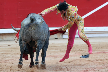 Los diestros Antonio Ferrera, Juan de Castilla e Isaac Fonseca ante los astados de José Escolar Gil en la quinta corrida de la Feria del Toro 2026