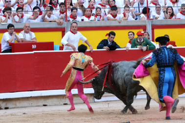 Los diestros Antonio Ferrera, Juan de Castilla e Isaac Fonseca ante los astados de José Escolar Gil en la quinta corrida de la Feria del Toro 2026