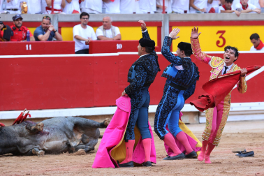 Los diestros Antonio Ferrera, Juan de Castilla e Isaac Fonseca ante los astados de José Escolar Gil en la quinta corrida de la Feria del Toro 2026