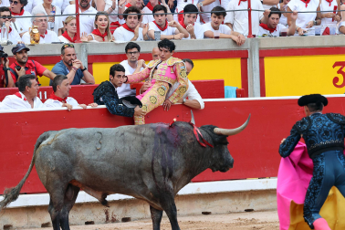 Los diestros Antonio Ferrera, Juan de Castilla e Isaac Fonseca ante los astados de José Escolar Gil en la quinta corrida de la Feria del Toro 2026