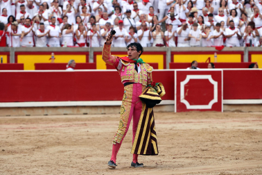 Los diestros Antonio Ferrera, Juan de Castilla e Isaac Fonseca ante los astados de José Escolar Gil en la quinta corrida de la Feria del Toro 2026