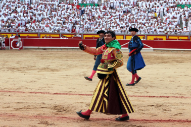 Los diestros Antonio Ferrera, Juan de Castilla e Isaac Fonseca ante los astados de José Escolar Gil en la quinta corrida de la Feria del Toro 2026