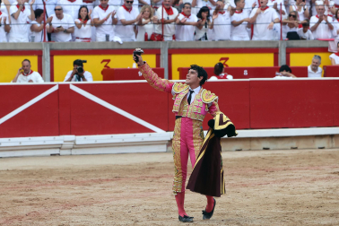 Los diestros Antonio Ferrera, Juan de Castilla e Isaac Fonseca ante los astados de José Escolar Gil en la quinta corrida de la Feria del Toro 2026