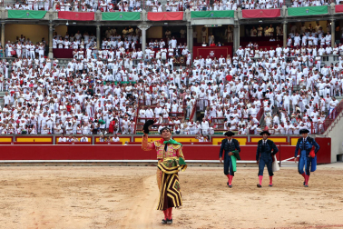 Los diestros Antonio Ferrera, Juan de Castilla e Isaac Fonseca ante los astados de José Escolar Gil en la quinta corrida de la Feria del Toro 2026