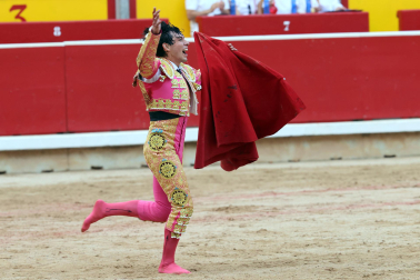 Los diestros Antonio Ferrera, Juan de Castilla e Isaac Fonseca ante los astados de José Escolar Gil en la quinta corrida de la Feria del Toro 2026