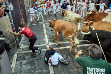 Fotos del sexto encierro de San Fermín 2026 en Pamplona