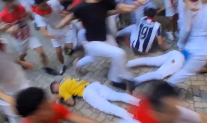 Vídeo del momento en el que un mozo cae inconsciente en el encierro y es pisoteado por la manada y corredores