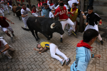 Fotos del corredor que ha quedado inconsciente en la bajada al callejón en el sexto encierro de San Fermín