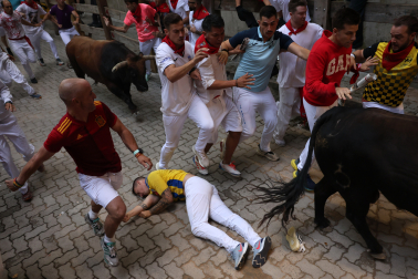 Fotos del corredor que ha quedado inconsciente en la bajada al callejón en el sexto encierro de San Fermín