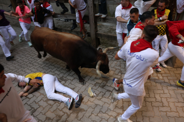 Fotos del corredor que ha quedado inconsciente en la bajada al callejón en el sexto encierro de San Fermín