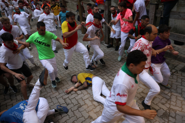 Fotos del corredor que ha quedado inconsciente en la bajada al callejón en el sexto encierro de San Fermín