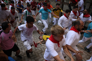 Fotos del corredor que ha quedado inconsciente en la bajada al callejón en el sexto encierro de San Fermín