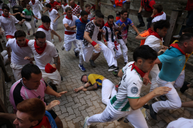 Fotos del corredor que ha quedado inconsciente en la bajada al callejón en el sexto encierro de San Fermín