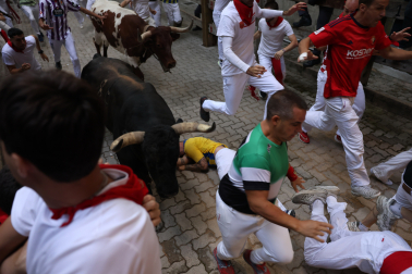 Fotos del corredor que ha quedado inconsciente en la bajada al callejón en el sexto encierro de San Fermín