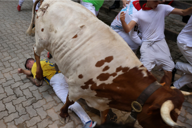 Fotos del corredor que ha quedado inconsciente en la bajada al callejón en el sexto encierro de San Fermín
