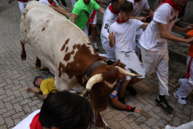 Fotos del corredor que ha quedado inconsciente en la bajada al callejón en el sexto encierro de San Fermín