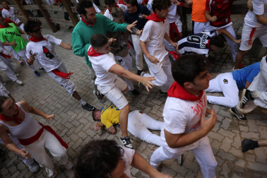 Fotos del corredor que ha quedado inconsciente en la bajada al callejón en el sexto encierro de San Fermín