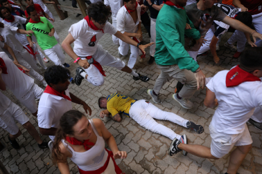 Fotos del corredor que ha quedado inconsciente en la bajada al callejón en el sexto encierro de San Fermín