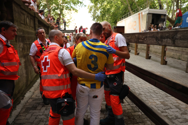 Fotos del corredor que ha quedado inconsciente en la bajada al callejón en el sexto encierro de San Fermín