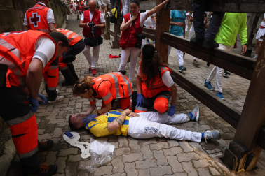 Fotos del corredor que ha quedado inconsciente en la bajada al callejón en el sexto encierro de San Fermín
