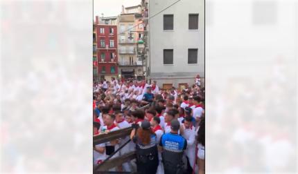 Vídeo: El recorrido del encierro, abarrotado de gente instantes antes de que se cierren las puertas para acceder este domingo