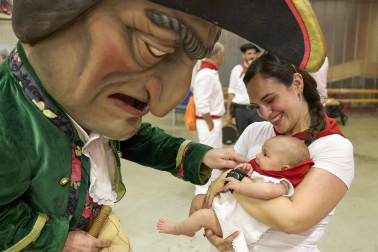 Fotos de la salida de la Comparsa de Gigantes y Cabezudos este 12 de julio de San Fermín 2026