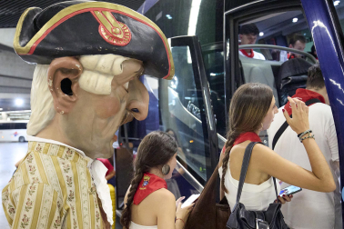 Fotos de la salida de la Comparsa de Gigantes y Cabezudos este 12 de julio de San Fermín 2026