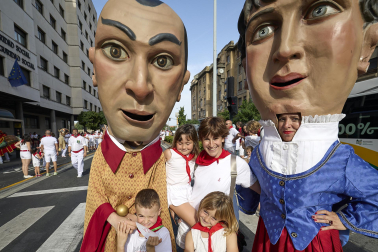 Fotos de la salida de la Comparsa de Gigantes y Cabezudos este 12 de julio de San Fermín 2026