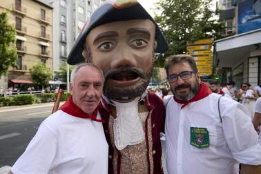 Fotos de la salida de la Comparsa de Gigantes y Cabezudos este 12 de julio de San Fermín 2026