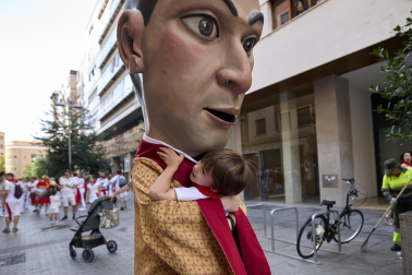 Fotos de la salida de la Comparsa de Gigantes y Cabezudos este 12 de julio de San Fermín 2026