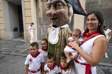 Fotos de la salida de la Comparsa de Gigantes y Cabezudos este 12 de julio de San Fermín 2026