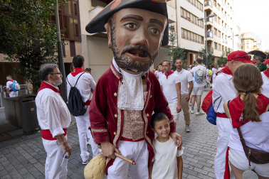 Fotos de la salida de la Comparsa de Gigantes y Cabezudos este 12 de julio de San Fermín 2026