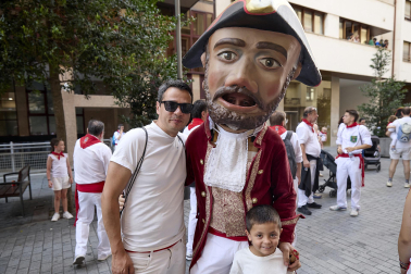 Fotos de la salida de la Comparsa de Gigantes y Cabezudos este 12 de julio de San Fermín 2026