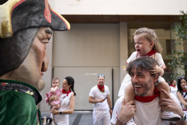 Fotos de la salida de la Comparsa de Gigantes y Cabezudos este 12 de julio de San Fermín 2026