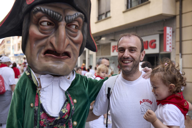 Fotos de la salida de la Comparsa de Gigantes y Cabezudos este 12 de julio de San Fermín 2026