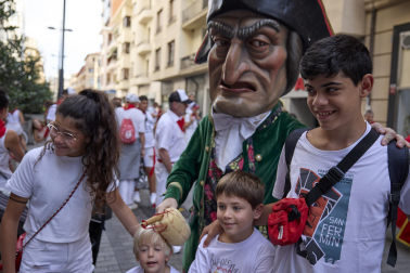 Fotos de la salida de la Comparsa de Gigantes y Cabezudos este 12 de julio de San Fermín 2026