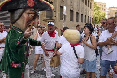 Fotos de la salida de la Comparsa de Gigantes y Cabezudos este 12 de julio de San Fermín 2026