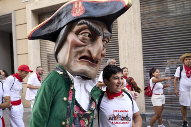 Fotos de la salida de la Comparsa de Gigantes y Cabezudos este 12 de julio de San Fermín 2026