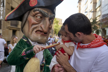 Fotos de la salida de la Comparsa de Gigantes y Cabezudos este 12 de julio de San Fermín 2026