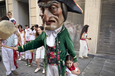 Fotos de la salida de la Comparsa de Gigantes y Cabezudos este 12 de julio de San Fermín 2026