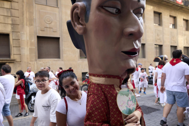 Fotos de la salida de la Comparsa de Gigantes y Cabezudos este 12 de julio de San Fermín 2026