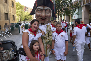 Fotos de la salida de la Comparsa de Gigantes y Cabezudos este 12 de julio de San Fermín 2026