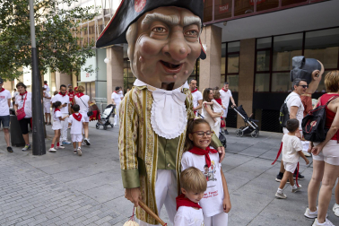 Fotos de la salida de la Comparsa de Gigantes y Cabezudos este 12 de julio de San Fermín 2026