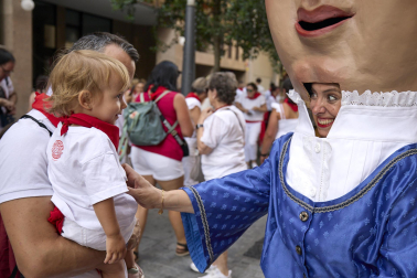 Fotos de la salida de la Comparsa de Gigantes y Cabezudos este 12 de julio de San Fermín 2026