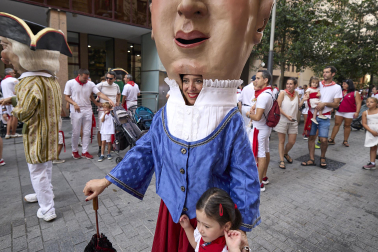 Fotos de la salida de la Comparsa de Gigantes y Cabezudos este 12 de julio de San Fermín 2026