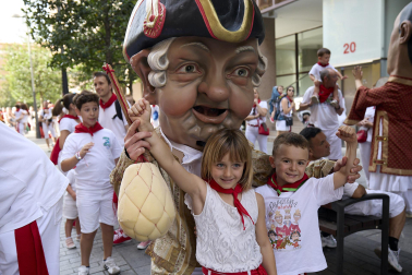 Fotos de la salida de la Comparsa de Gigantes y Cabezudos este 12 de julio de San Fermín 2026