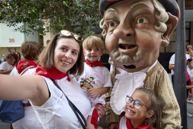 Fotos de la salida de la Comparsa de Gigantes y Cabezudos este 12 de julio de San Fermín 2026
