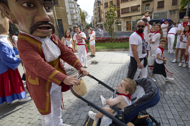 Fotos de la salida de la Comparsa de Gigantes y Cabezudos este 12 de julio de San Fermín 2026
