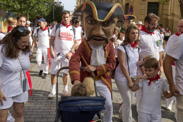 Fotos de la salida de la Comparsa de Gigantes y Cabezudos este 12 de julio de San Fermín 2026